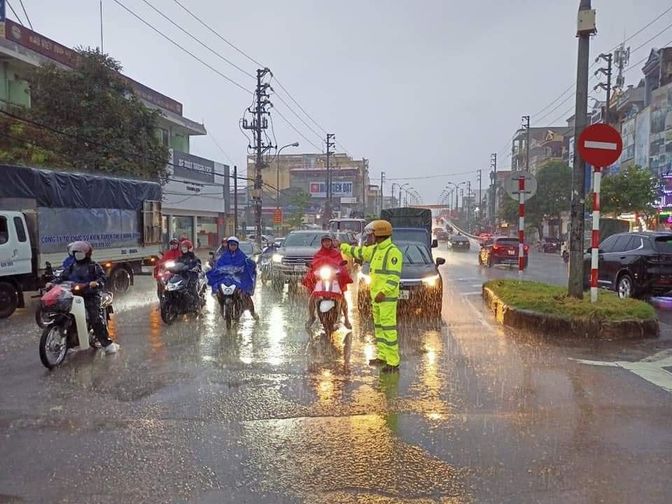 Ngay tại TP Ninh Bình, việc mưa lớn kéo dài cũng khiến nhiều con đường bị ngập, làm ảnh hưởng đến giao thông đi lại.