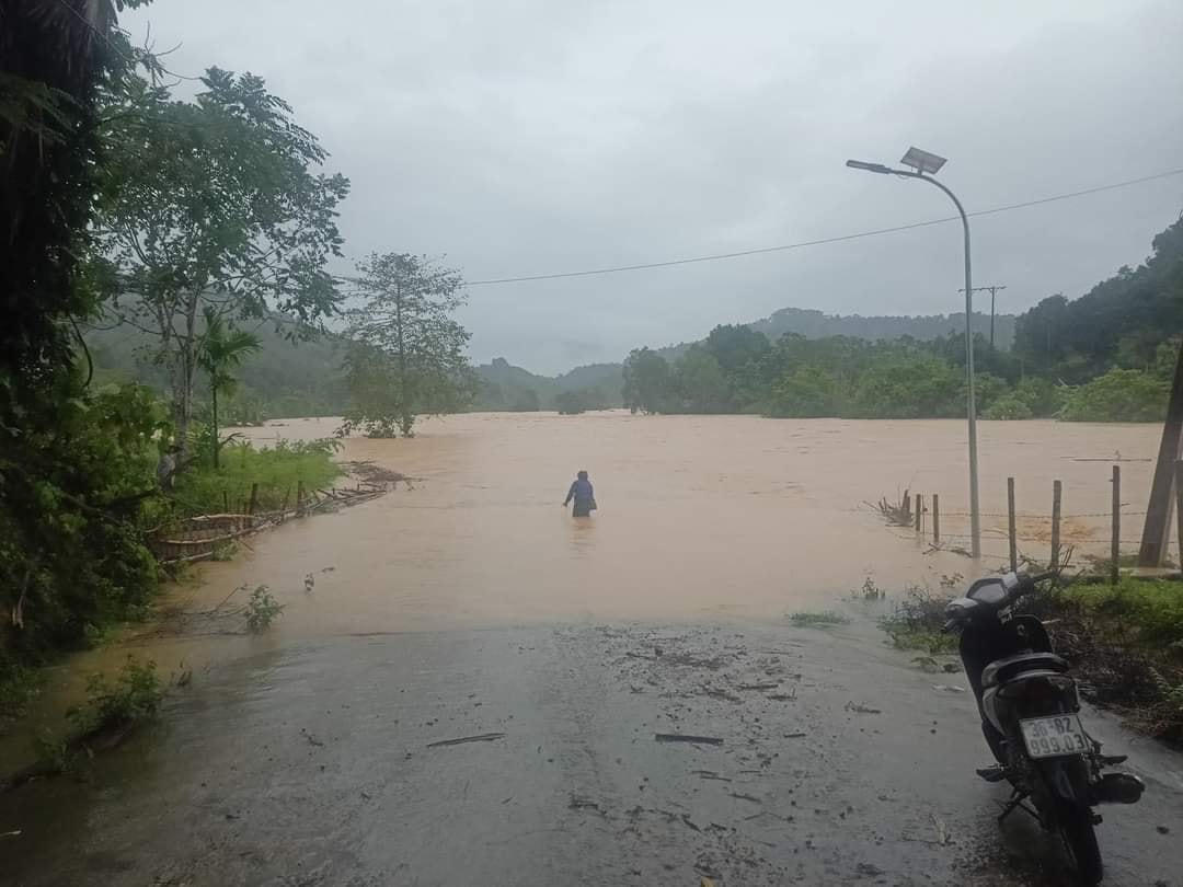 Nhiều người dân ở huyện Thường Xuân vẫn mạo hiểm, cố đi qua đập tràn.