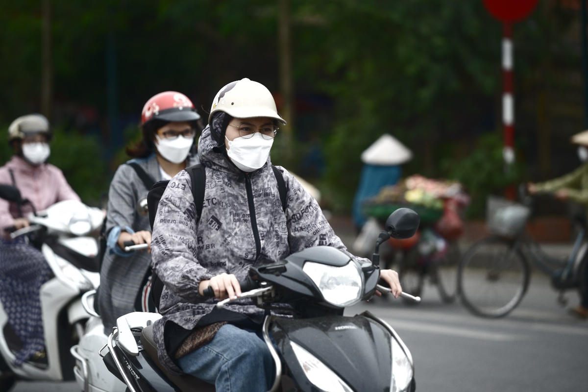 Nhiều phương tiện phải di chuyển thật chậm để đỡ lạnh phần nào.