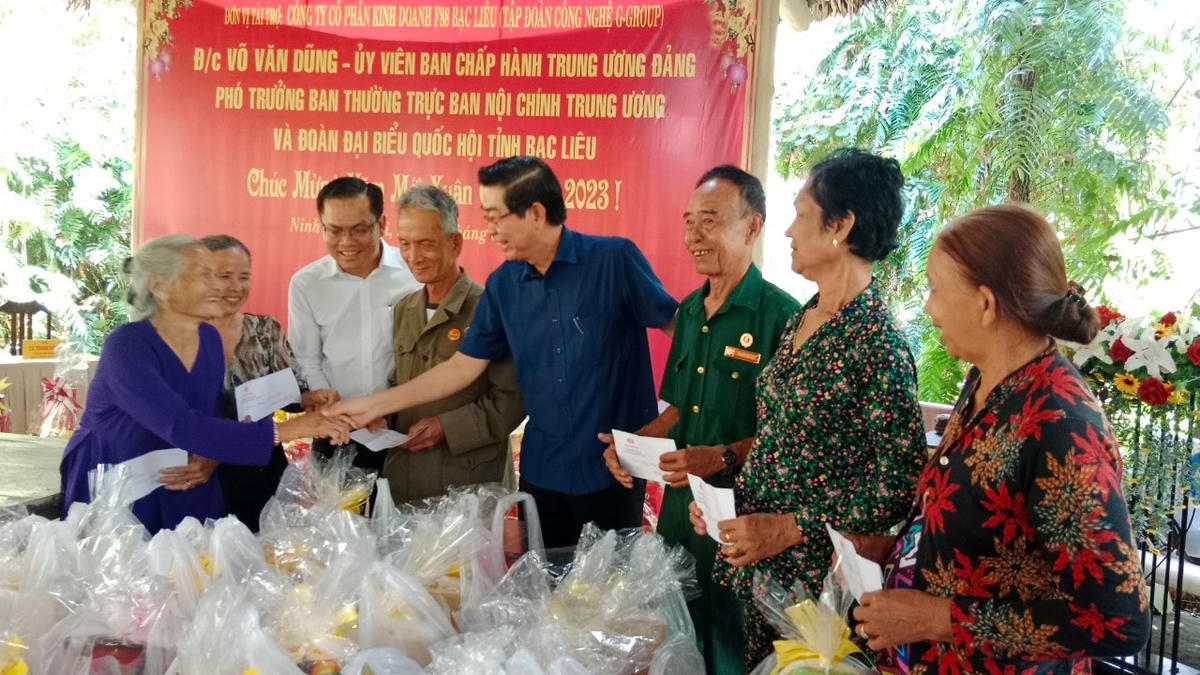 Phó trưởng Ban thường trực Ban Nội chính Trung ương Võ Văn Dũng trao quà, chúc tết hộ giá đình chính sách ở vùng căn cứ các mang.