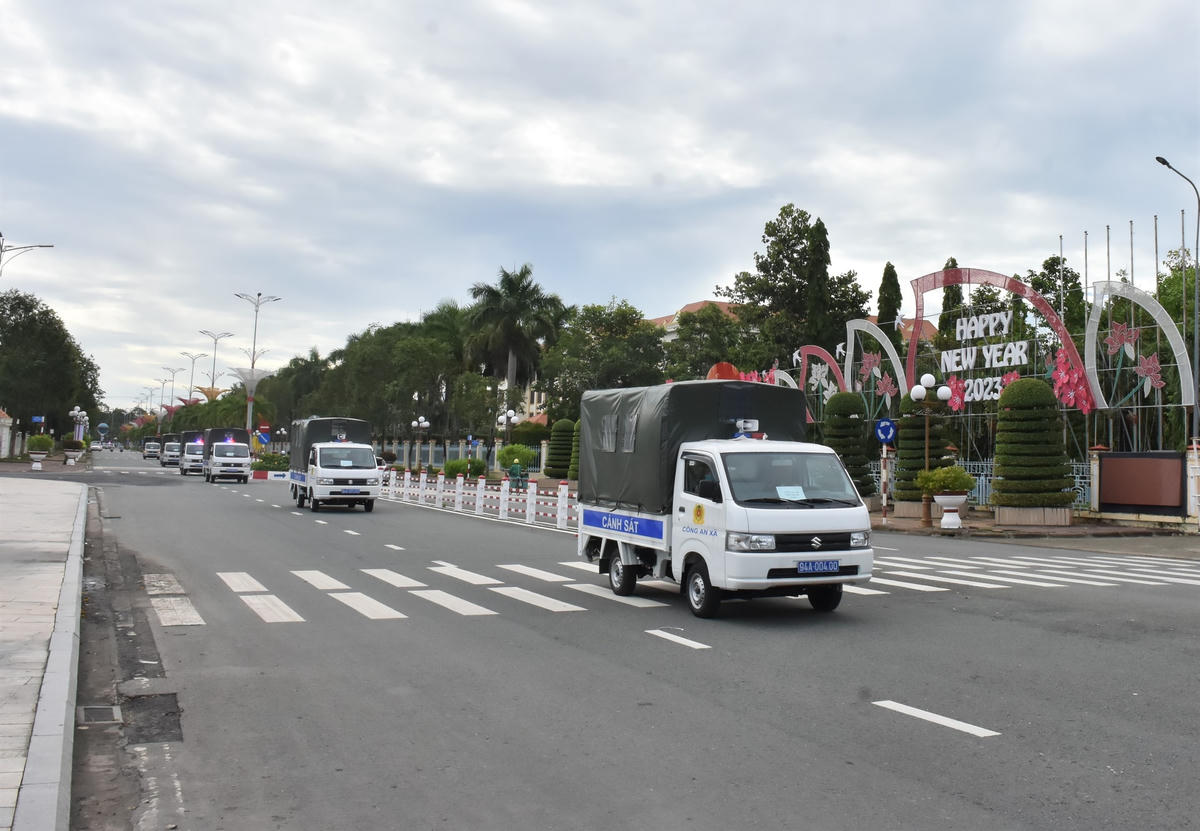 Công an xã, thị trấn diễu hành trên các tuyến đường.