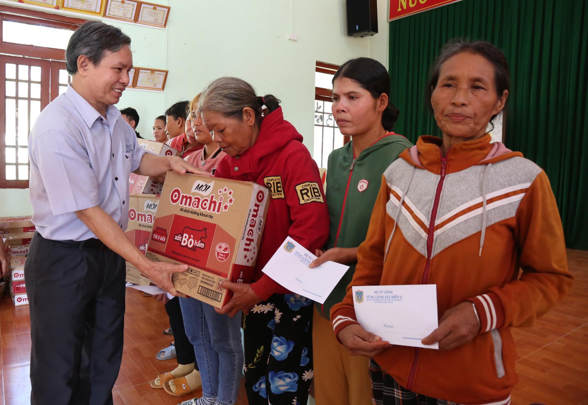 Những phần quà trao tận tay cho bà con thiệt hại do mưa lũ ở huyện Trà Bồng. 
