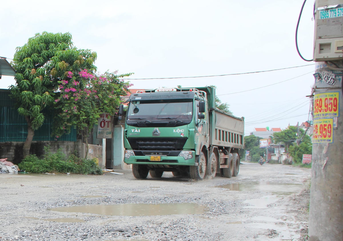  Bà Nụ cho biết thêm, nguyên nhân tuyến đường tỉnh lộ 382 xuống cấp trầm trọng một phần là do xe quá khổ, quá tải chở cát hoạt động mạnh.