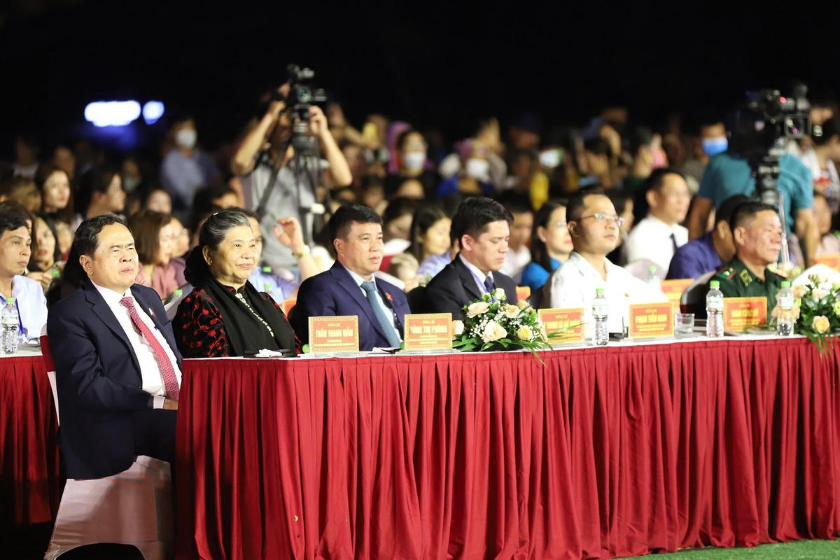 Các lãnh đạo Đảng, Nhà nước, Quốc hội và đông đảo nhân dân tham dự Lễ khai mạc Ngày hội văn hóa du lịch tỉnh Sơn La.