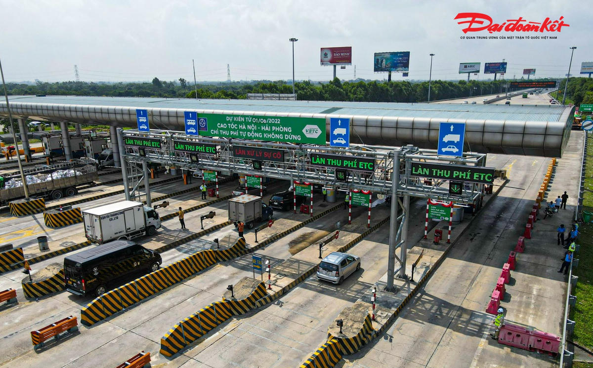 Các thông tin tuyên truyền về việc thu phí không dừng được dán khắp tuyến cao tốc Hà Nội - Hải Phòng.