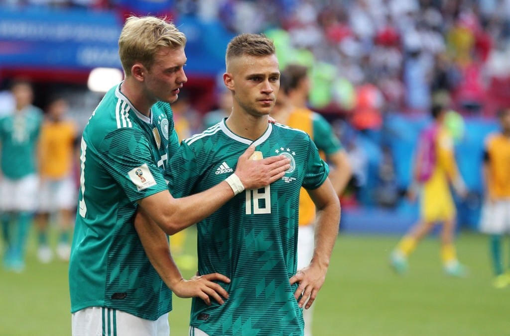 Kimmich suy sụp và được đồng đội an ủi sau trận thua Hàn Quốc năm 2018. Ảnh: Getty.