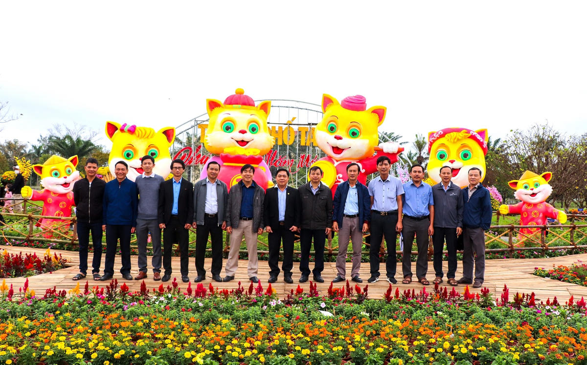 Lãnh đạo TP Tam Kỳ chụp ảnh bên linh vật mèo ở Quảng trường 24/3.