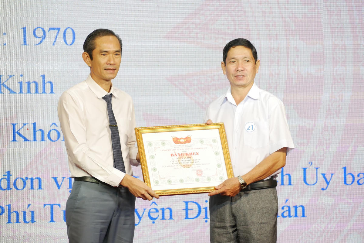 Phó Chủ tịch Ủy ban MTTQ Việt Nam tỉnh Đồng Nai Nguyễn Tất Độ tặng bằng khen cho cá nhân có thành tích trong xây dựng khối Đại đoàn kết toàn dân tộc trên địa bàn tỉnh năm 2022. Ảnh: Duy Nam.