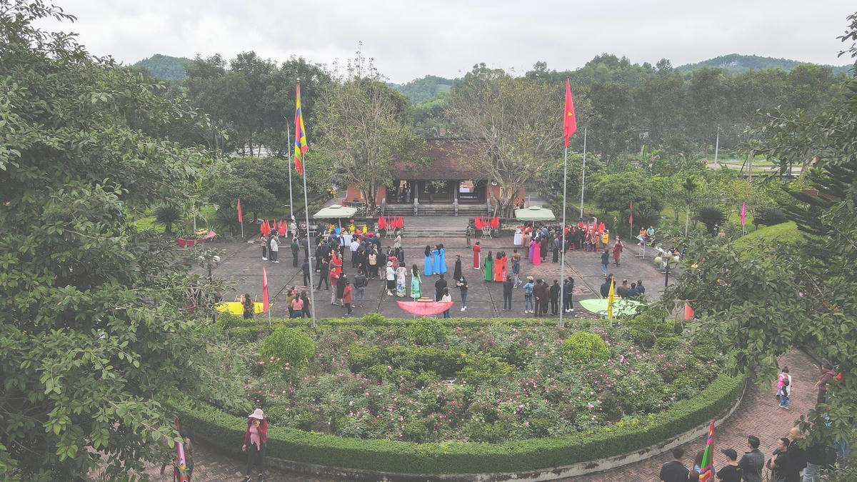 Nhân kỷ niệm 232 năm Ngày mất Đại danh y Hải Thượng Lãn Ông Lê Hữu Trác, hàng nghìn người dân từ khắp mọi miền Tổ quốc đã về Hương Sơn tham dự lễ hội bằng tấm lòng thành kính, tri ân.