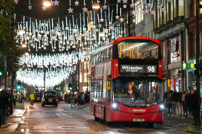 Xe buýt trên Phố Oxford rực rỡ với đèn Giáng sinh ở London, Anh.