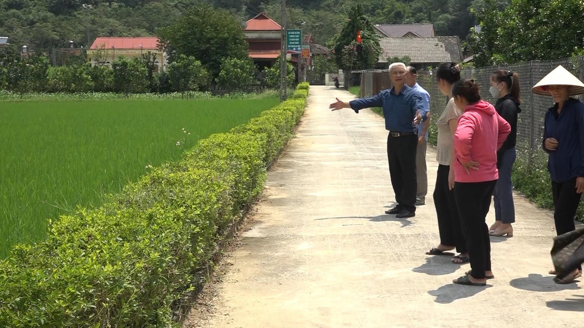 Ông Triệu Sinh Bảo vận động người dân cùng đồng lòng phát triển kinh tế, xây dựng nông thôn mới.