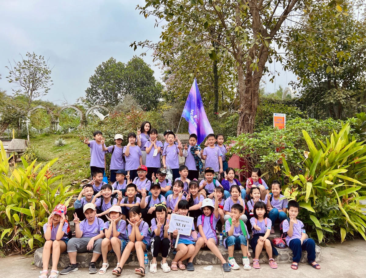 Cô và trò lớp 3A trường Tiểu học Phương Mai, quận Đống Đa, Hà Nội trong một chuyến tham quan học tập ngoại khóa. Ảnh: Thùy Dung.  