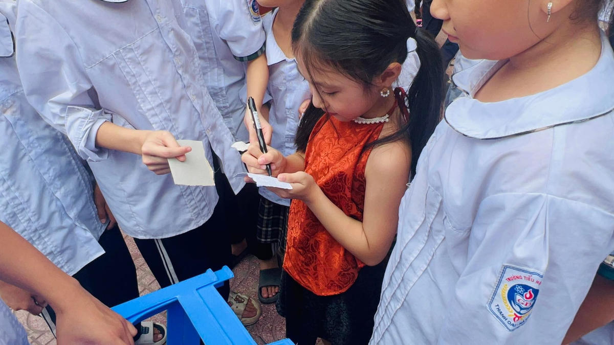 Nhiều món quà thiết thực trao tặng thầy cô, học sinh có hoàn cảnh khó khăn nhân dịp 20-11