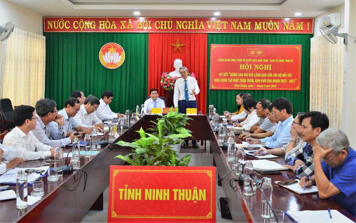 Ông Lê Văn Bình, Chủ tịch Ủy ban MTTQ Việt Nam tỉnh Ninh Thuận, phát biểu tại hội nghị.