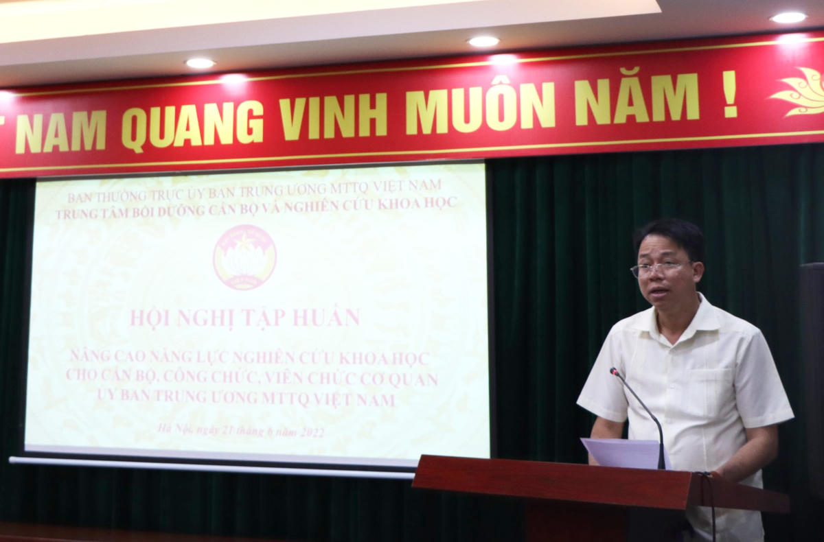TS Lê Mậu Nhiệm, Giám đốc Trung tâm Bồi dưỡng cán bộ và Nghiên cứu khoa học phát biểu tại Hội nghị.