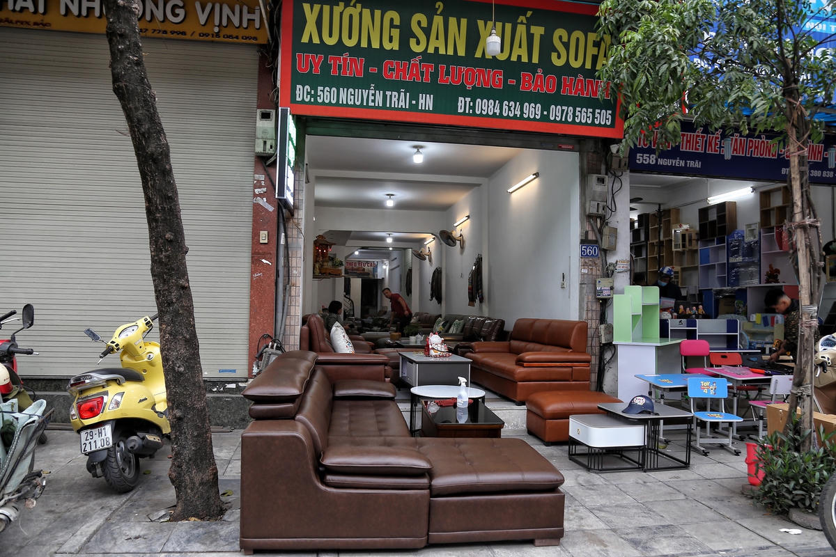 Thậm chí, tại số nhà 560 Nguyễn Trãi, Thanh Xuân còn ngang nhiên mang cả bộ bàn ghế chiếm hết phần vỉa hè khiến nhiều người đi bộ tỏ ra bức xúc.