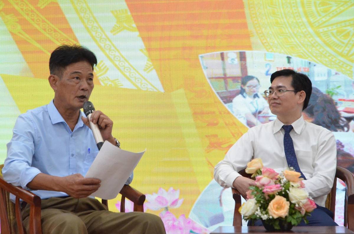 Ông Hà Văn Quyết (bên trái) chia sẻ kinh nghiệm vận động nhân dân trong bàn giao mặt bằng đường vành đai 4 – Vùng Thủ đô.