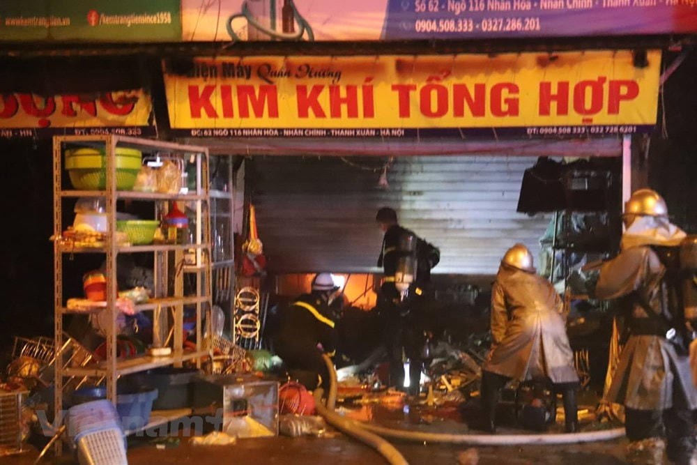Hà Nội: Cháy ba nhà liền kề trong đêm, cột khói bốc cao hàng chục mét