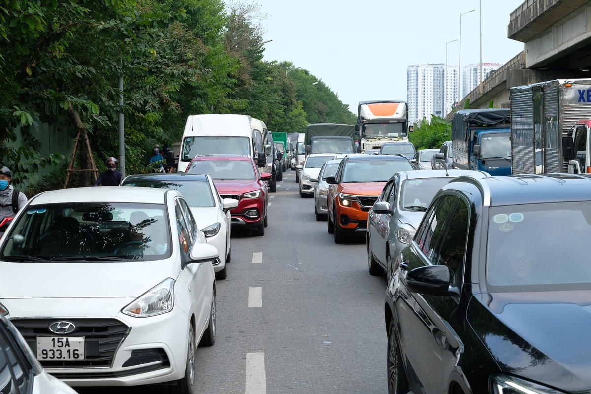 Các phương tiện di chuyển chậm chạp hướng về nội đô.