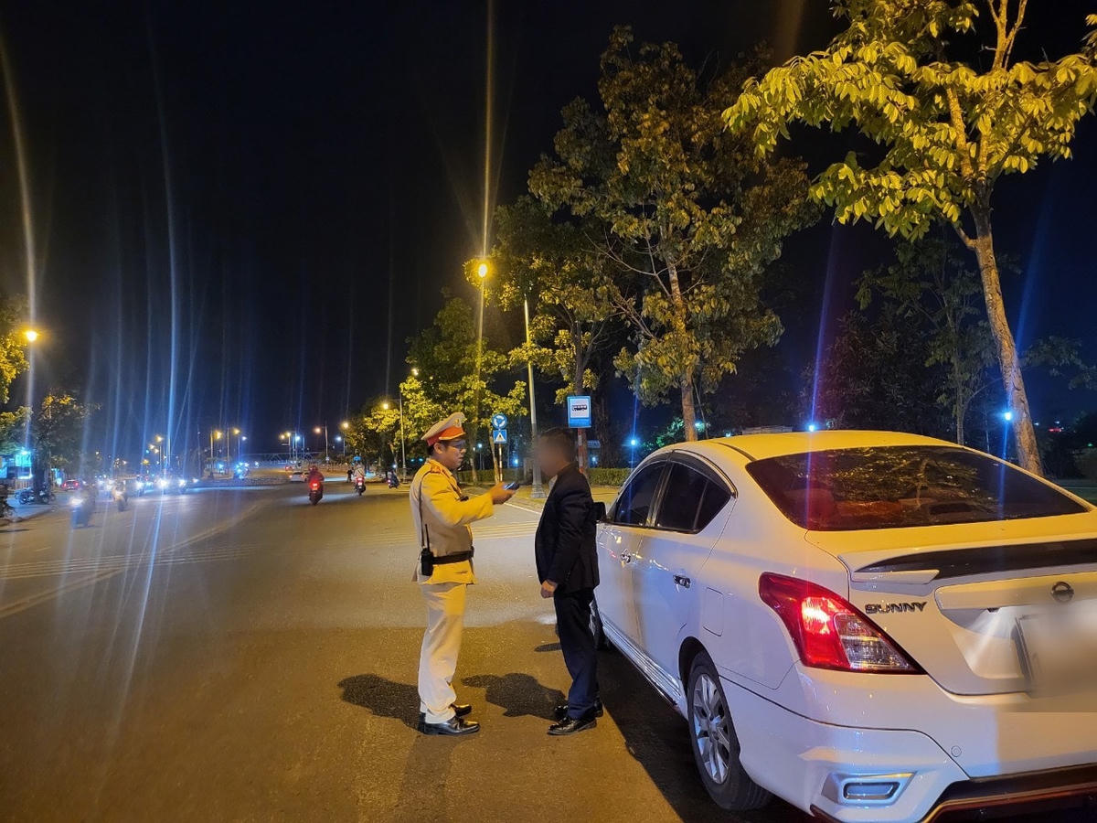 Lực lượng CSGT Công an tỉnh Thừa Thiên - Huế đã xử lý gần 1.200 trường hợp vi phạm nồng độ cồn sau 1 tháng ra quân.