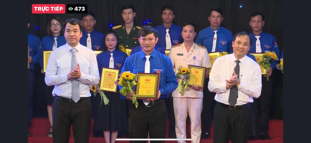 Anh Hùng được Tỉnh Đoàn Hà Tỉnh tuyên dương tại Đại hội đại biểu ĐTNCSHCM tỉnh Hà Tĩnh.