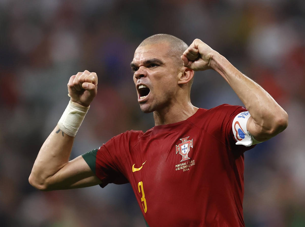 "Gã đồ tể" Pepe không chỉ giỏi đánh chặn, anh còn hay ghi bàn từ các pha không chiến. Ảnh: 163.