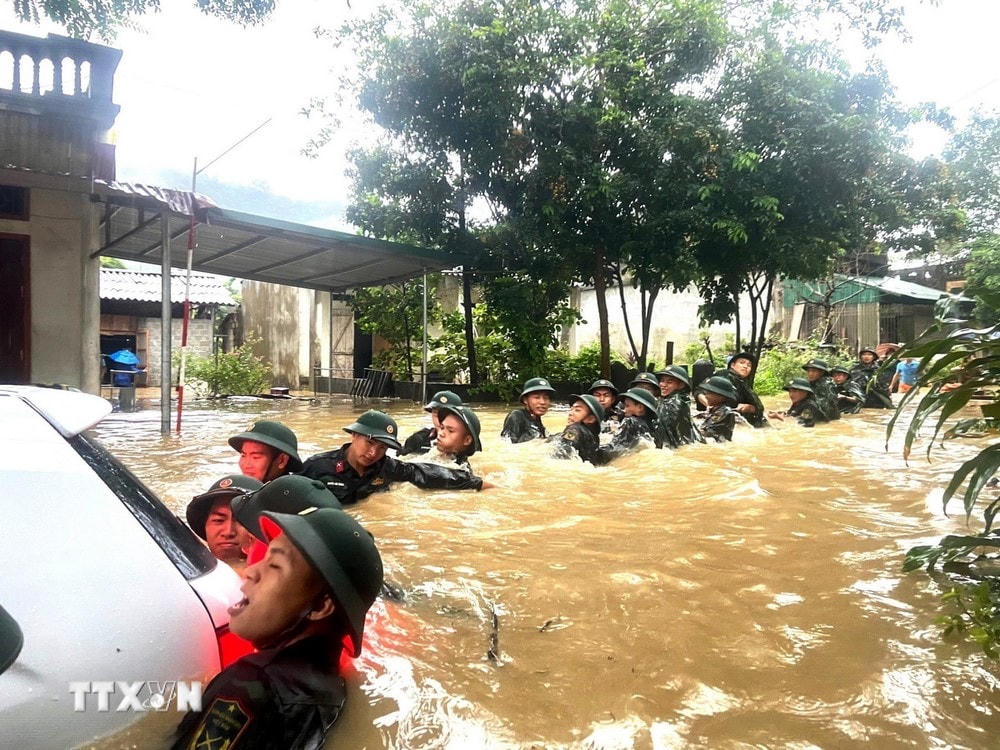 Cán bộ, chiến sỹ Bộ Chỉ huy Quân sự tỉnh Hà Giang giúp nhân dân di chuyển tài sản bị ngập sâu trong nước đến nơi an toàn. (Ảnh: Quốc Hoàn/TTXVN phát) ttxvn_1006_ha giang lu cuon (3).jpg