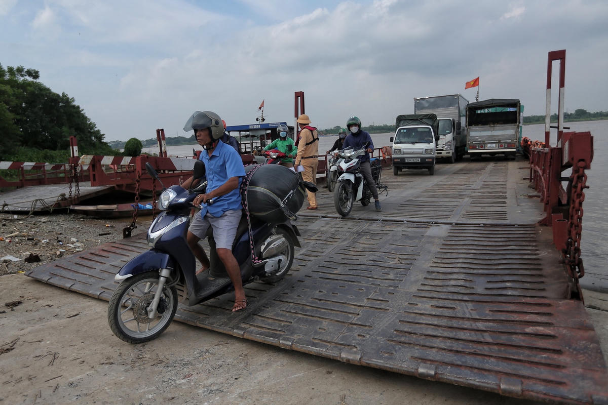 Ngoài nhắc chủ tàu, lái tàu các hành khách cũng được lực lượng chức năng nhắc nhở khi đi phà phải mặc đầy đủ áo phao để đảm bảo an toàn cho chính mình.