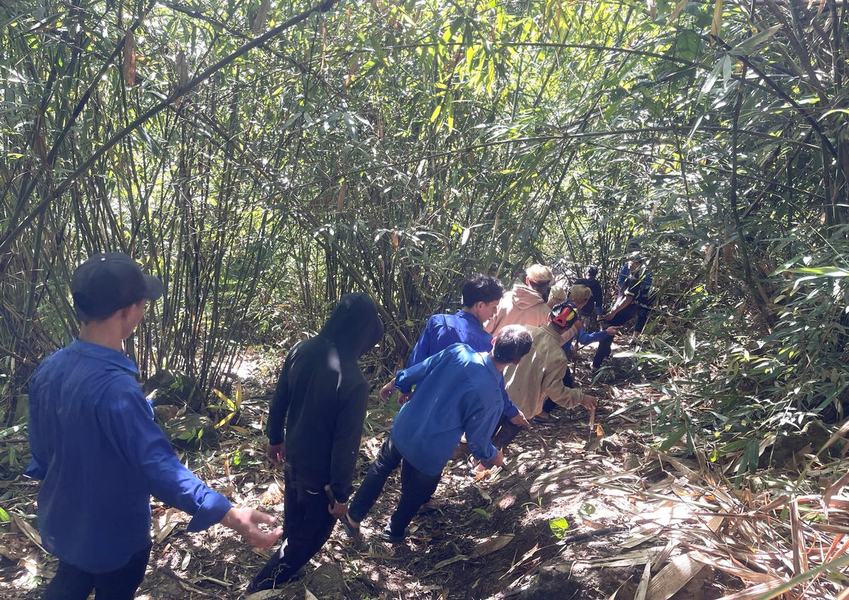 Tuyến đường mở mới vượt qua đồi núi dốc đá.