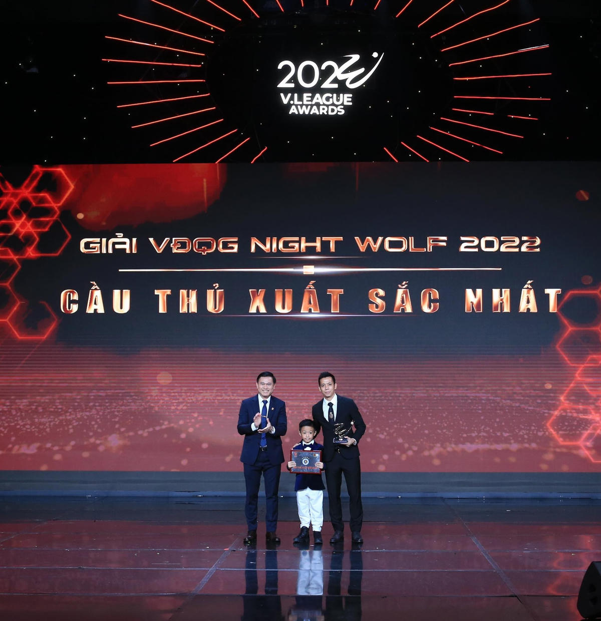 Văn Quyết lần thứ 3 nhận giải thưởng cầu thủ xuất sắc nhất V.League. Ảnh: Đức Cường/VFF.