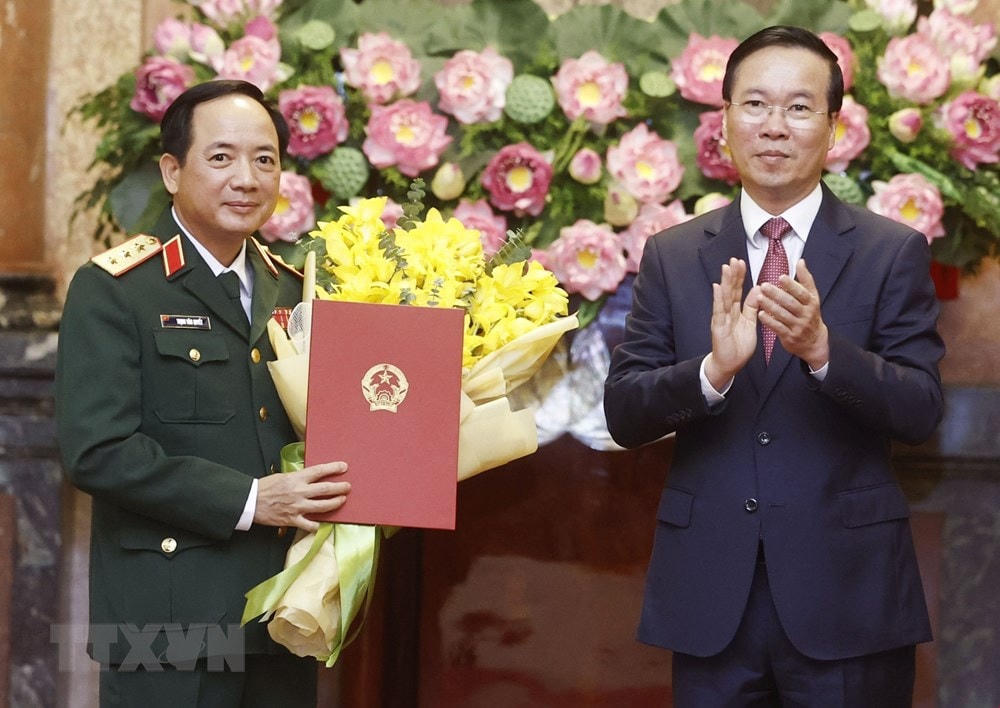 Chủ tịch nước Võ Văn Thưởng trao quyết định cho đồng chí Trịnh Văn Quyết. Ảnh: Thống Nhất/TTXVN.