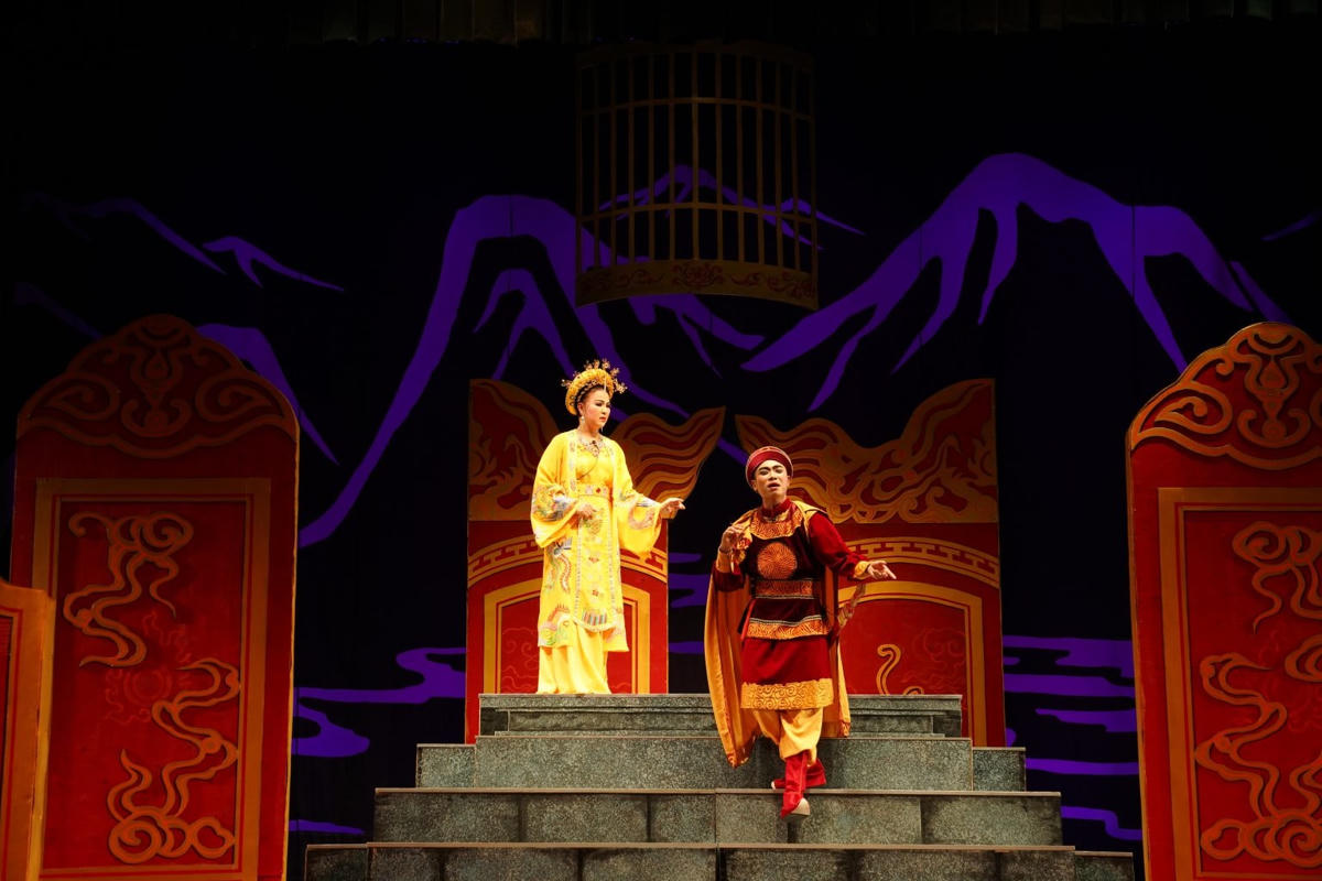 Vở “Truyện ngoài chính sử - Làm vua” của Nhà hát Tuồng Việt Nam được trao Huy chương Vàng tại Liên hoan Tuồng và Dân ca kịch toàn quốc 2022.