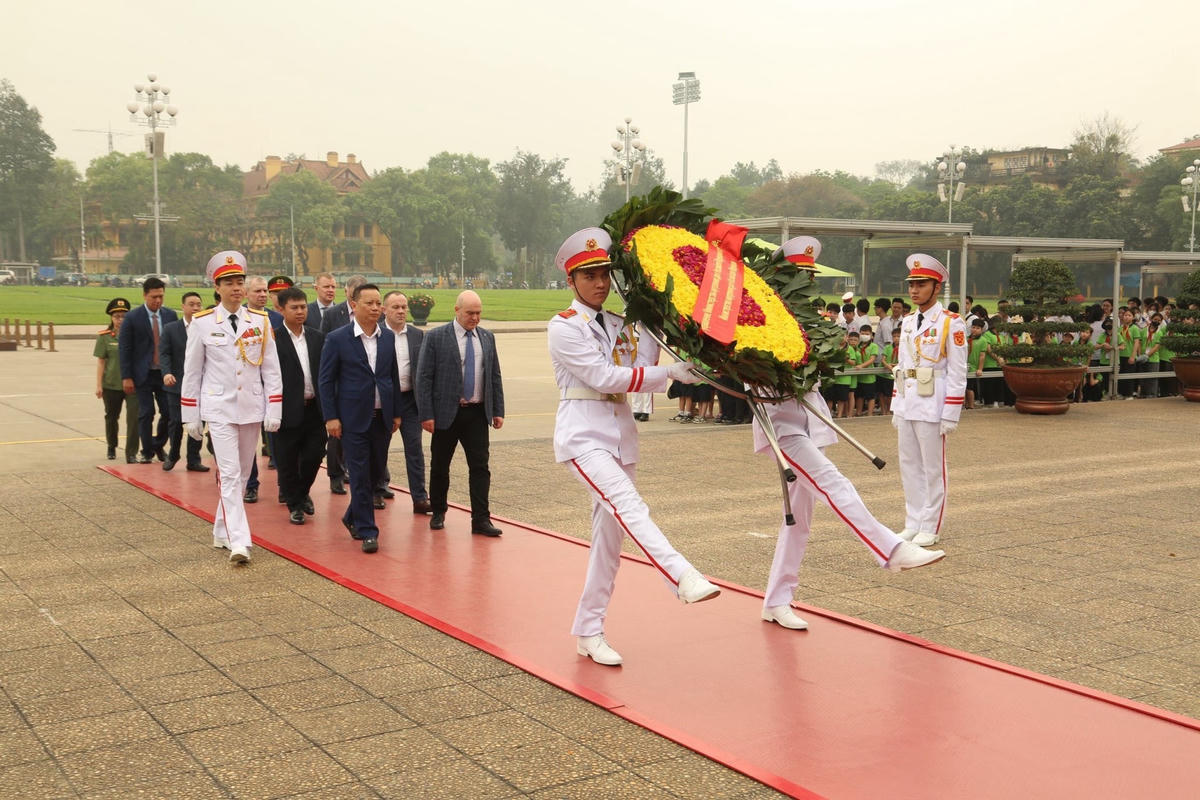 Lãnh đạo Công an TP Hà Nội cùng đoàn Tổng cục Nội vụ TP Moskva do đồng chí Thiếu tướng Novikov Vladislav Anatolievich vào Lăng viếng Chủ tịch Hồ Chí Minh. 