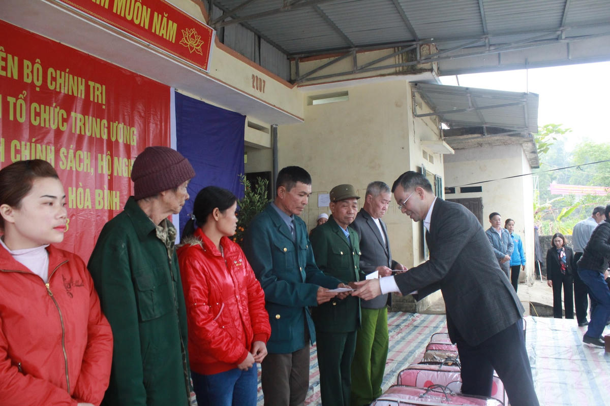 Ông Ngô Văn Tuấn, Ủy viên Trung ương Đảng - Tổng Kiểm toán Nhà nước tặng quà cho người dân xã Kim Bôi.