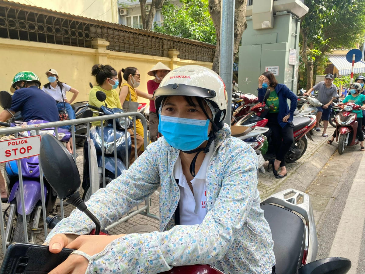 Tương tự, chị Nguyễn Thị Thủy, phụ huynh thí sinh Nguyễn Đình Anh Thư, học sinh lớp 9A5, Trường THCS Lê Quý Đôn chia sẻ, gia đình chị chuẩn bị tâm lý khá thoải mái và không tạo áp lực cho con khi bước vào kỳ thi này. Với 3 môn dự thi, thầy cô đã ôn tập rất kỹ cho con. “Con tôi đăng ký nguyện vọng 1 vào Trường THPT Phạm Hồng Thái, nguyện vọng 2 vào Trường THPT Tây Hồ. Dù kết quả con như thế nào tôi cũng hài lòng”, chị Thủy cho hay.