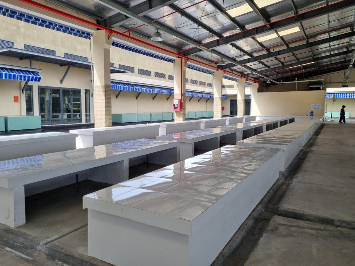 Chợ xây dựng khang trang nhưng vắng bóng tiểu thương.
