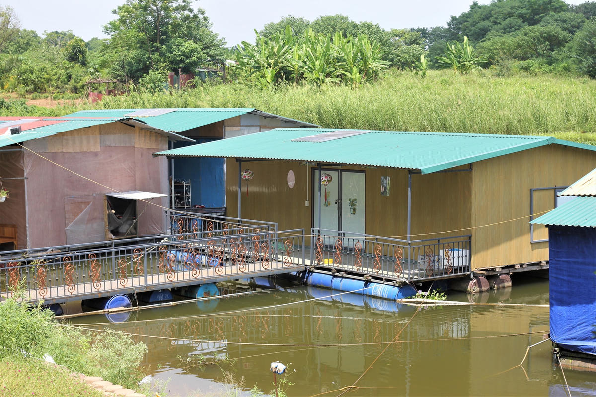 Đối lập với sự ồn ào, tấp nập của phố xá đô thị thì xóm Phao lại được bao trùm bởi sự tĩnh lặng đến lạ thường.