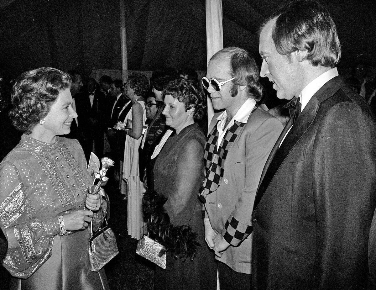 Elton John và David Frost có cuộc trò chuyện với Nữ hoàng tại Windsor sau một buổi biểu diễn tại buổi dạ tiệc Home Park cho Đại lễ Bạc, tháng 5/1977. Ảnh: PA.