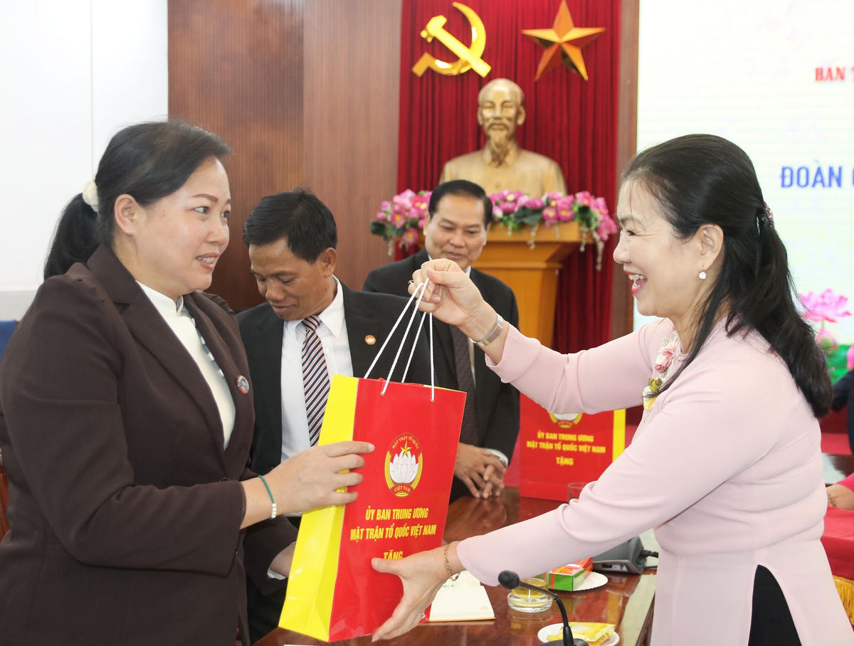 Phó Chủ tịch Trương Thị Ngọc Ánh tặng quà lưu niệm cho Đoàn công tác của Ủy ban Dân tộc Quốc hội Lào.