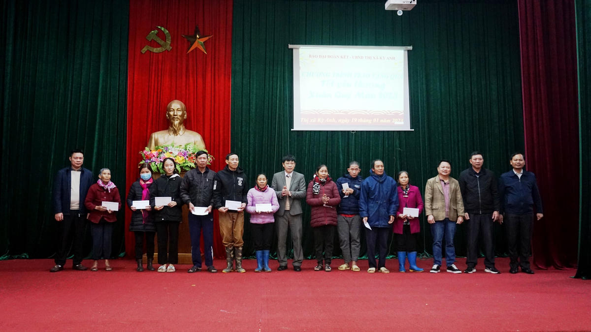 Đại diện Báo Đại Đoàn Kết đã trao 30 suất quà trị giá 15 triệu đồng cho các hộ dân có hoàn cảnh khó khăn trên địa bàn.