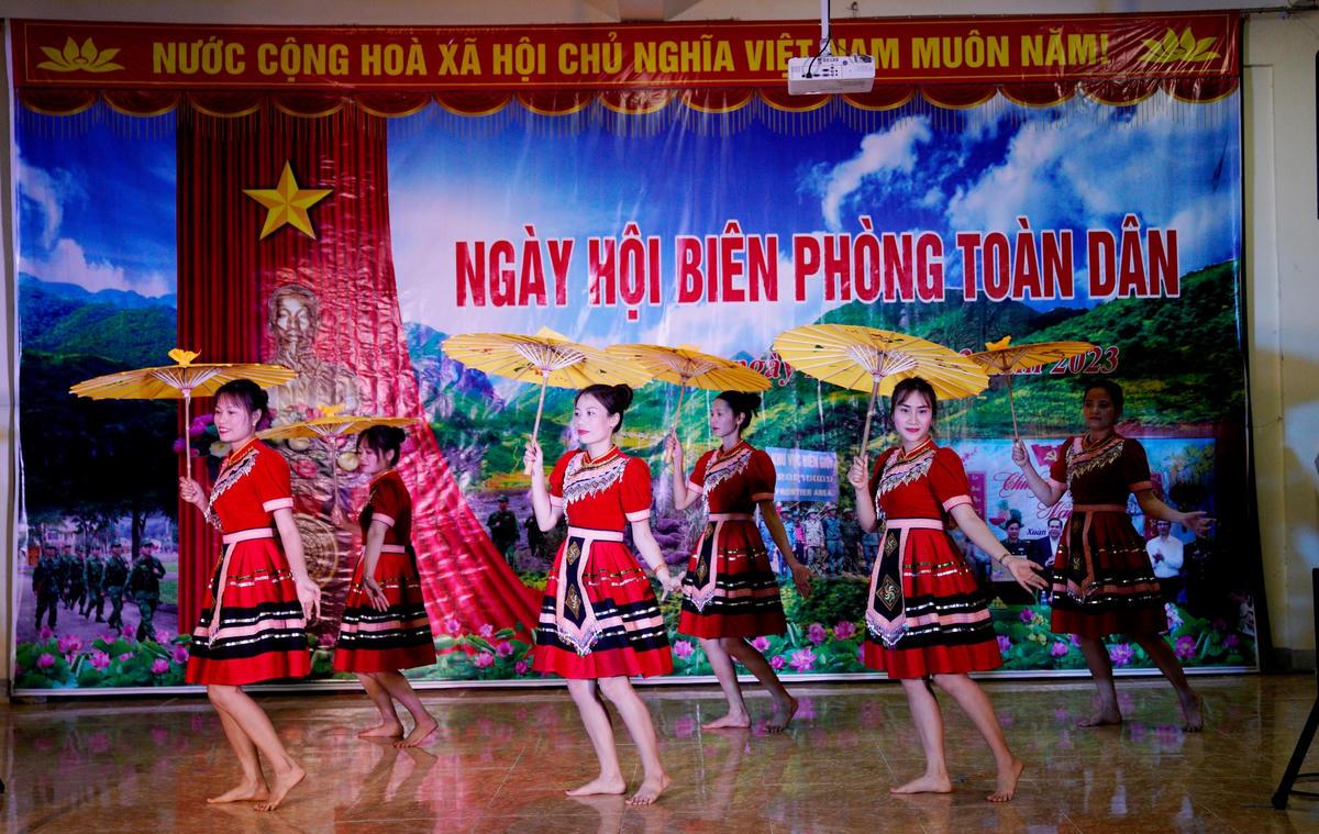 Chương trình văn nghệ chào mừng "Ngày hội Biên phòng toàn dân".