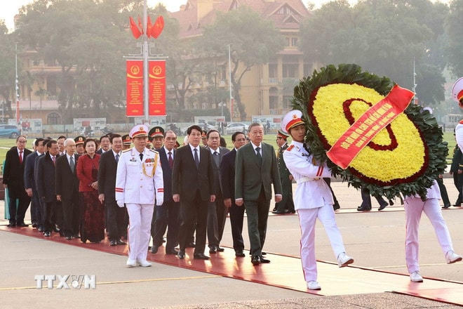 Đoàn lãnh đạo, nguyên lãnh đạo Đảng, Nhà nước đặt vòng hoa và vào Lăng viếng Chủ tịch Hồ Chí Minh. (Ảnh: An Đăng/TTXVN) ttxvn-2012-lanh-dao-dang-vieng-chu-tich-ho-chi-minh-1-4.jpg