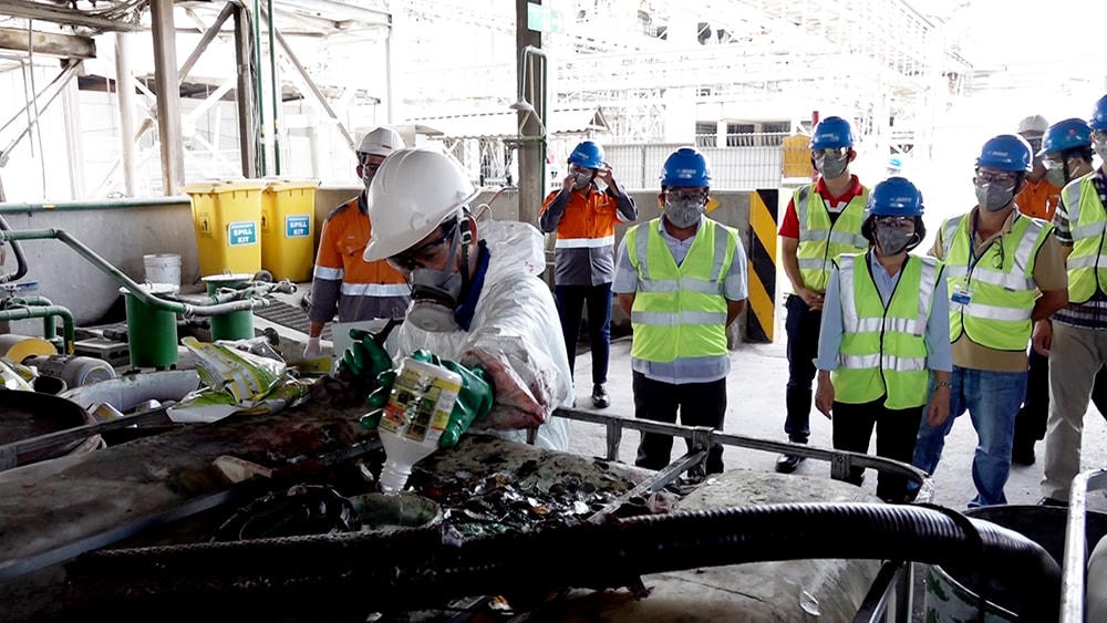 Thuốc BVTV được đổ vào bồn chứa để bơm lên hệ thống xử lý trước sự giám sát của Hội đồng tiêu huỷ.