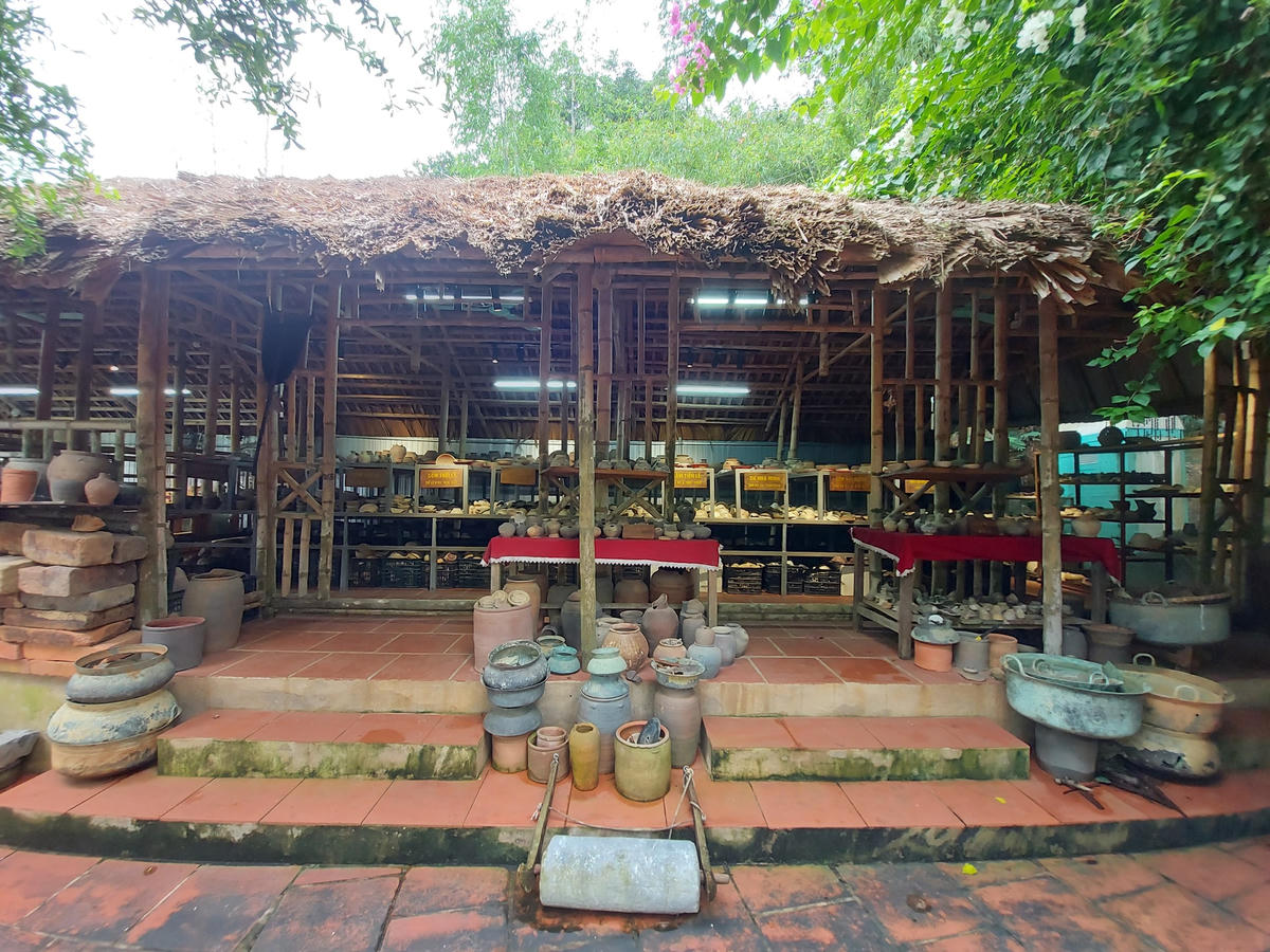 Đến khu 3, thị trấn Vĩnh Lộc, hỏi thăm "Hưng đồ cổ", ai cũng biết là ông Nguyễn Hải Hưng (54 tuổi). Người đàn ông này đang sở hữu kho tàng với 50 nghìn cổ vật và 5 căn nhà cổ quý giá mà nhiều người ao ước có được.