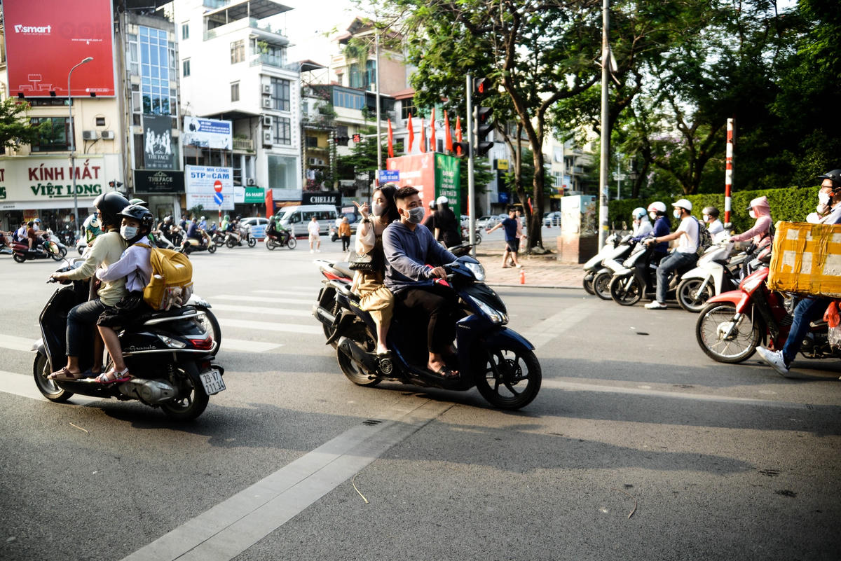 Mặc dù đang đi đúng chiều, thế nhưng nhiều người tham gia giao thông không khỏi giật mình khi đối mặt với những người đi ngược chiều, lượn lách thậm chí là bấm còi bắt người khác phải nhường đường cho mình.