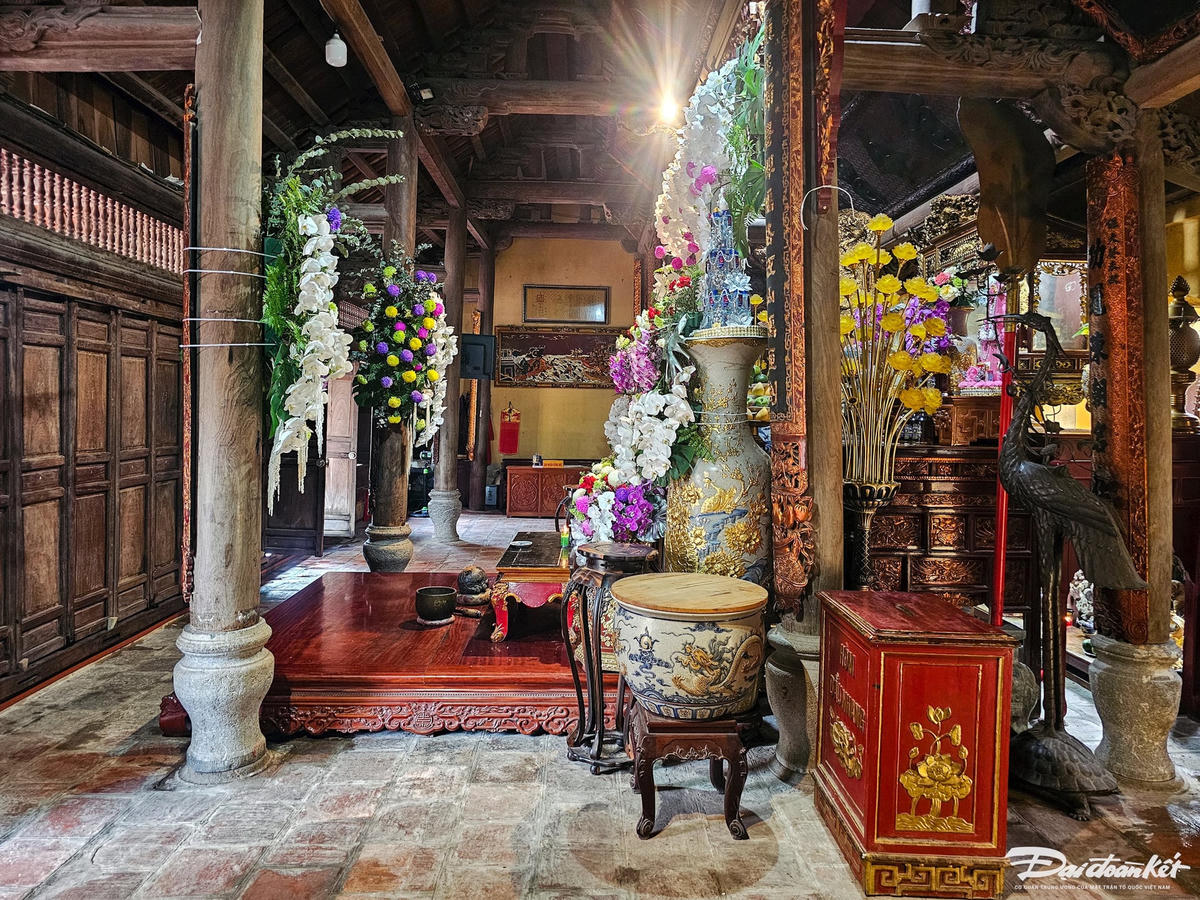 Đi qua giếng Hồ Khẩu, du khách sẽ đến trung điện 5 gian. Ở giữa điện, có bày một sạp gỗ để người dân, du khách đến dâng hương quỳ bái. Ảnh: Đình Minh