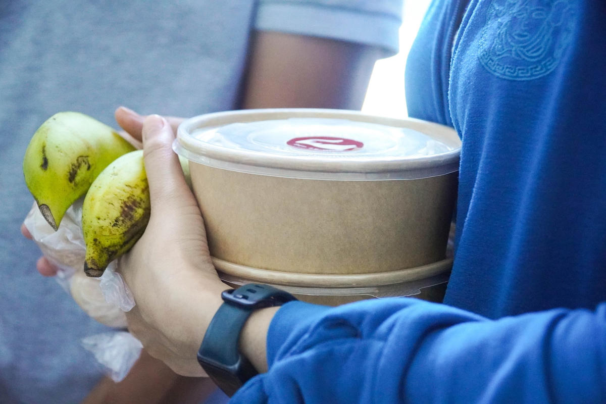 Ngoài những món ăn chính, bếp còn có thêm trái cây và trứng luộc.