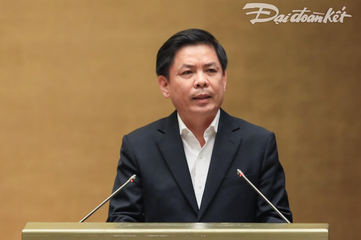 Bộ trưởng Bộ GTVT Nguyễn Văn Thể đọc báo cáo tại phiên họp toàn thể sáng 24/5-Ảnh: Quang Vinh
