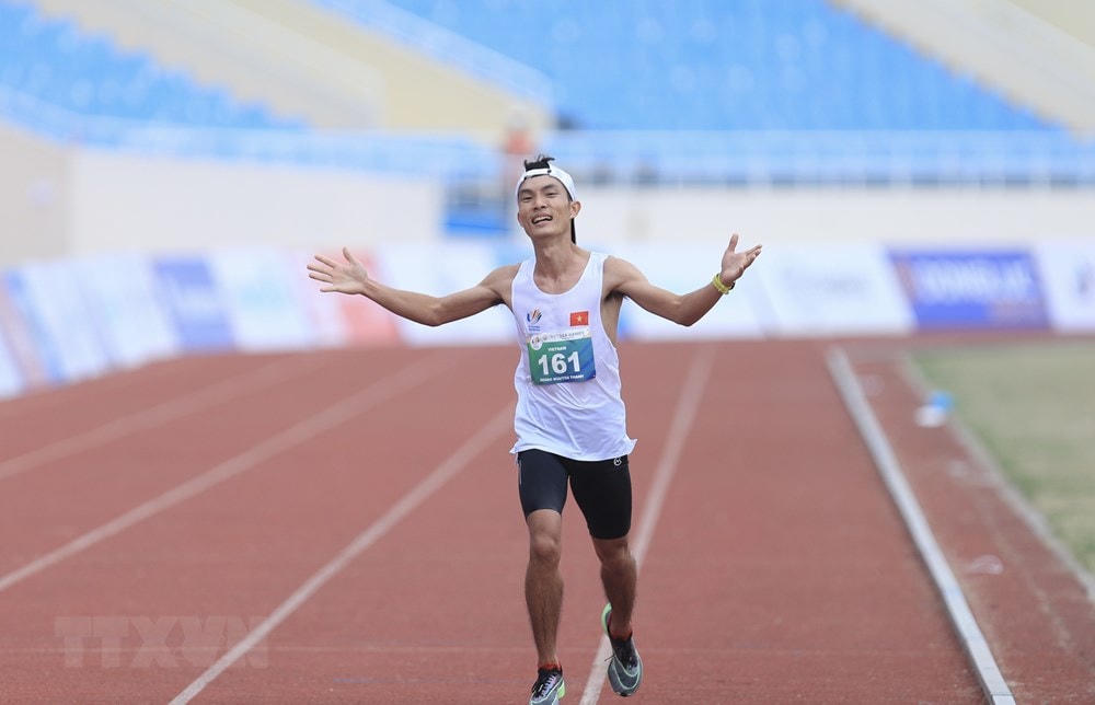 Hoàng Nguyên Thanh về đích với thành tích 2 giờ 25 phút 07 giây 84, giành HCV Maratho. (Ảnh: TTXVN).