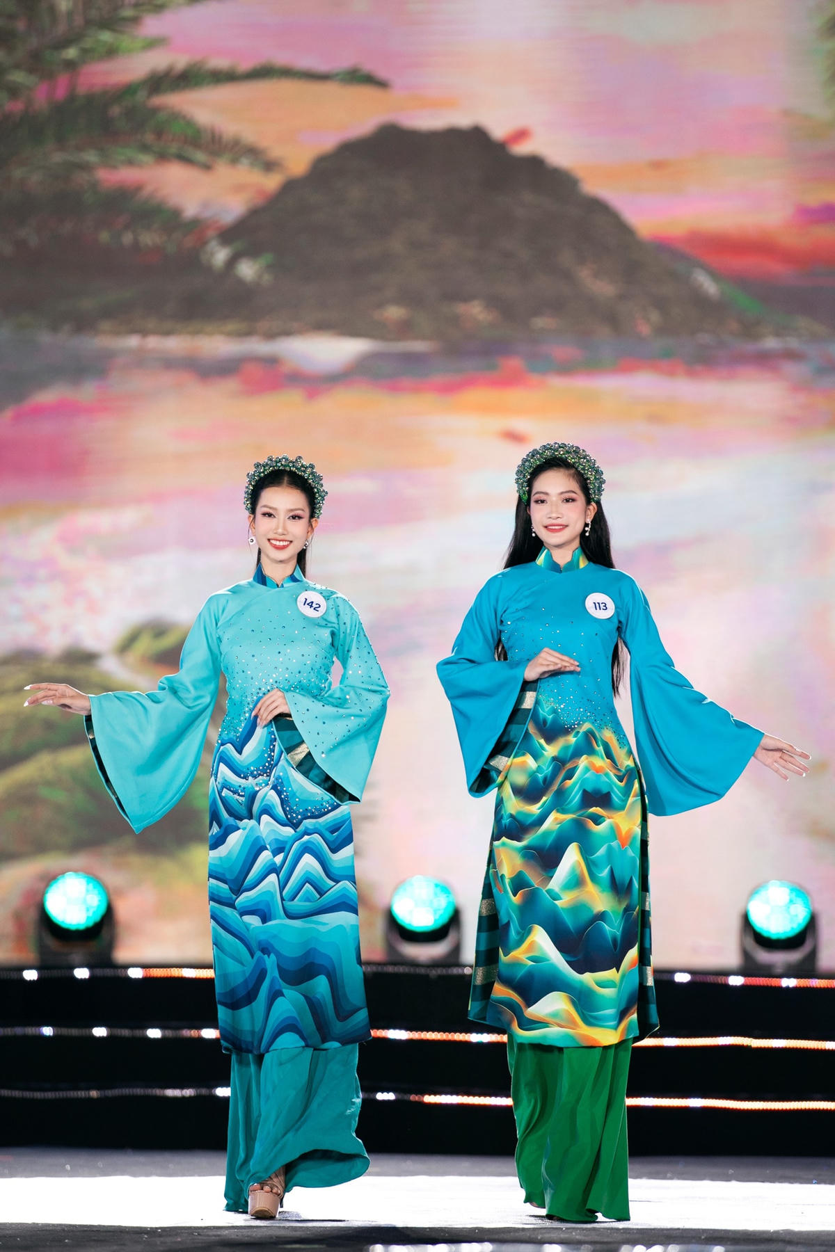 Thí sinh Miss World Vietnam 2023 trìn diễn áo dài. 